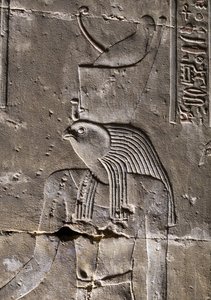 Horus mit der zerstörten Krone, Tempel des Horus in Edfu von Egyptian Egyptian