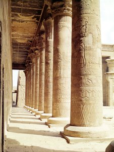 Säulen im Pronaos (Hypostylhalle) des Tempels von Horus