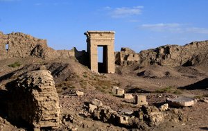 Ägyptische Antike: Blick auf den Bogen des Nordtors, Tempel der Hathor, Denderah, Ägypten von Egyptian Ptolemaic Period