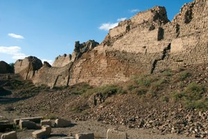 Ägyptische Antike: Mauern, die den Tempel der Hathor, Denderah, Ägypten, schützen von Egyptian Ptolemaic Period