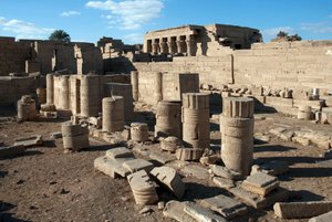 Ägyptische Antike: Säulen des Tempels der Hathor, Denderah, Ägypten von Egyptian Ptolemaic Period