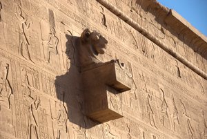 Ägyptische Antike: Löwenkopf-Wasserspeier, Tempel der Hathor, Denderah, Ägypten