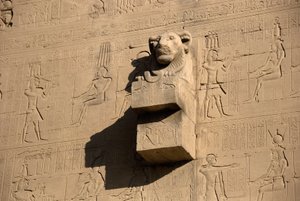 Ägyptische Antike: Löwenkopf-Wasserspeier, Tempel der Hathor, Denderah, Ägypten