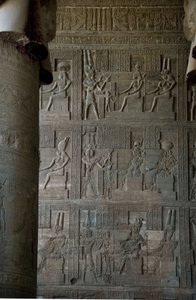 Ägyptische Antiquitäten: Reliefs im Hypostylraum des Tempels, der der Göttin Hathor gewidmet ist, Denderah, Ägypten