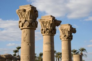 Ägyptische Antiquitäten: Ansicht der Säulen des Kiosks vor dem Eingang des Tempels, der der Göttin Hathor gewidmet ist. 81-117 n. Chr. Denderah, Ägypten