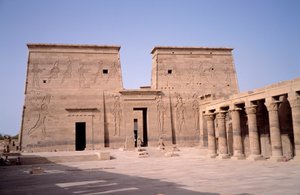 Ägyptische Antike: Ansicht des Eingangs zum Tempel von Edfu, Ägypten von Egyptian Ptolemaic Period