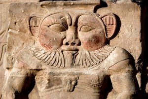 Ägyptische Antiquitäten: die Gottheit Bes. Detail eines Flachreliefs des Tempels der Göttin Hathor. Tempel von Hathor, Dendera