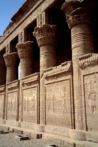 Ägyptische Architektur: Ansicht des Tempels der Hathor in Dendera von Egyptian Ptolemaic Period