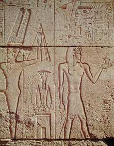 Relief, das Philipp Arridaeus (323-317 v. Chr.) zeigt, wie er einen Weihrauchbehälter vor Amun hält, mit dem Gott Min links, aus dem Heiligtum von Philipp Arridaeus, makedonische Dynastie von Egyptian Ptolemaic Period