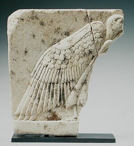 Relief, das einen Geier darstellt