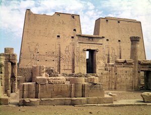 Ansicht des ersten Pylons des Tempels von Horus von Egyptian Ptolemaic Period