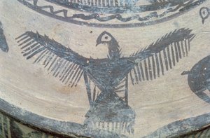 Raubvogel mit ausgebreiteten Flügeln, von der Oberseite eines großen Gefäßes, Fasa-Keramik, ca. 2000 v. Chr. (Detail)