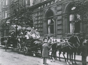 Eine pferdegezogene Kutsche auf der Straße vor dem Hotel Metropole von English Photographer