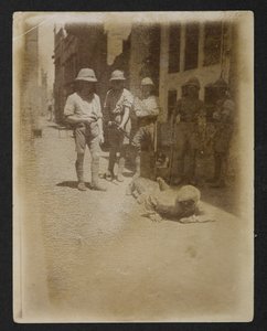 Ein Gefangener unter bewaffneter Bewachung im Ram Bagh Garten, aus Ansichten von Amritsar, einschließlich der Nachwirkungen der Unruhen von English Photographer