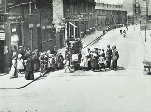 Ein Straßenorganist in Putney, London, 1886 von English Photographer