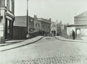 Ein weißes Pferd reist die Rhodeswell Road hinunter in Richtung Old Victory Bridge, 1895 von English Photographer
