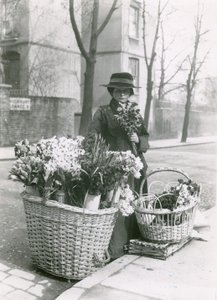 Eine Blumenverkäuferin von English Photographer