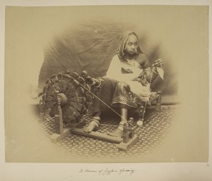 Eine Frau aus Jeypore beim Spinnen, ca. 1890