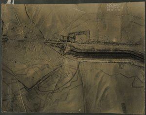 Luftaufnahme mit Schützengräben des Ersten Weltkriegs, 1917 von English Photographer
