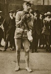 Ein Schauspieler verkleidet als Houdini vor einer Theaterbühne