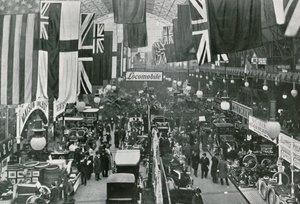 Automobilausstellung in der Agricultural Hall von English Photographer
