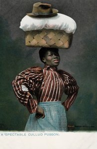 Schwarzes Mädchen mit einem Korb Wäsche, gekrönt von einem Hut, auf ihrem Kopf von English Photographer
