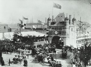 Blackwall Tunnel: Pferdekutschen passieren den Eingang bei der Eröffnungszeremonie des Tunnels, 1897 von English Photographer