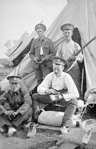 Britische Soldaten im Lager reinigen ihre Ausrüstung