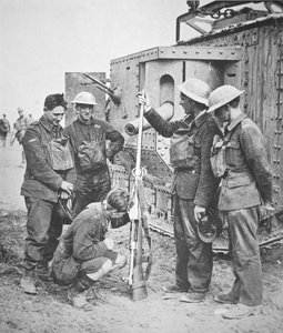 Britische Panzerbesatzung inspiziert ein deutsches Panzerabwehrgewehr, das eine Patrone von fünf Zoll Länge abfeuerte