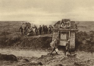 Britische Panzerschwadron passiert Artilleriestellungen bei Graincourt auf dem Weg zum Angriff auf den Bourlon-Wald, Schlacht von Cambrai, Frankreich, Erster Weltkrieg, November 1917