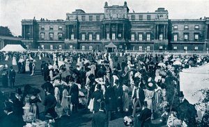 Gartenparty im Buckingham Palace, 1911 von English Photographer