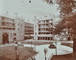 Caledonian Road Gebäude: Blick auf Innenhof, Gärten und Wohnungen, London