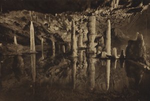 Cheddar-Höhlen: Stalagmitenpfeiler, eine schöne reflektierte Gruppe von English Photographer