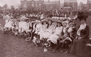 Kinder in Kostümen bei einem Kostümwettbewerb, ca. 1910 von English Photographer