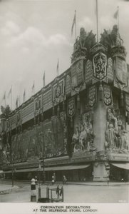 Krönungsdekorationen im Selfridge-Geschäft, London von English Photographer