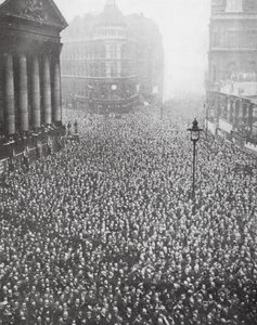 Menschenmengen auf der Straße vor dem Mansion House, City of London von English Photographer