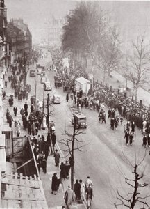Menschenmengen warten auf Zugang zur Westminster Hall während der Aufbahrung von George V, 1936