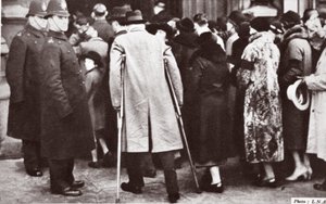 Menschenmengen warten auf Zugang zur Westminster Hall während der Aufbahrung von George V, 1936