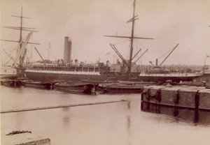 Dock am Fluss Themse, London von English Photographer