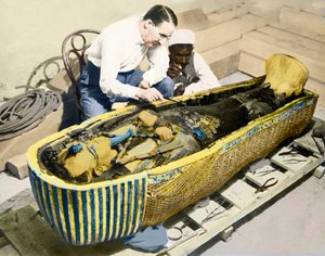 Ägypten-1922: Der englische Archäologe Howard Carter (1873-1939) und ein ägyptischer Assistent untersuchen den Sarkophag von König Tutanchamun