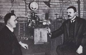 Ernest Rutherford und Hans Geiger im Physiklabor der Universität Manchester von English Photographer