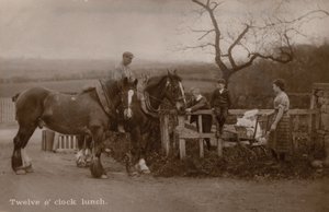 Familie auf dem Land, die ihre Arbeit für das Mittagessen unterbricht