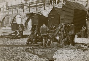 Fischer mit ihren Netzen am Strand von Brighton