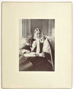 Florence Nightingale, sitzend auf einer Couch im Blauen Zimmer im Claydon House, 1891 von English Photographer