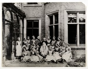 Florence Nightingale mit Sir Harry Verney und Miss Crossland, in der Mitte einer Gruppe von Krankenschwestern im Claydon House, 1886 von English Photographer