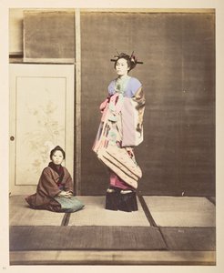 [?Geisha,] Ganzkörperporträt einer jungen Frau in erhöhten Schuhen, ihr junger Begleiter kniet neben ihr