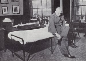 General Sir Edmund Ironside, Chef des Imperial General Staff, in seinem Büro im Kriegsministerium, wo er während des Zweiten Weltkriegs häufig schlief, 1939-1940 von English Photographer