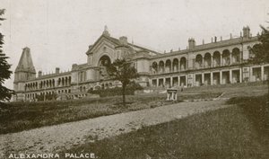 Gesamtansicht des Alexandra Palace von English Photographer