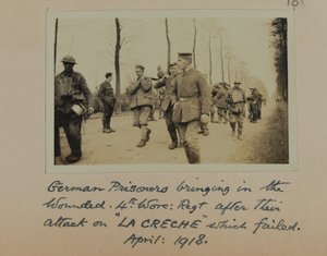 Deutsche Gefangene bringen die Verwundeten, 4. Worc: Rgt. nach ihrem gescheiterten Angriff auf „La Creche“, April 1918 von English Photographer