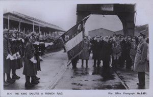 Seine Majestät der König salutiert vor einer französischen Flagge (s/w Foto)
